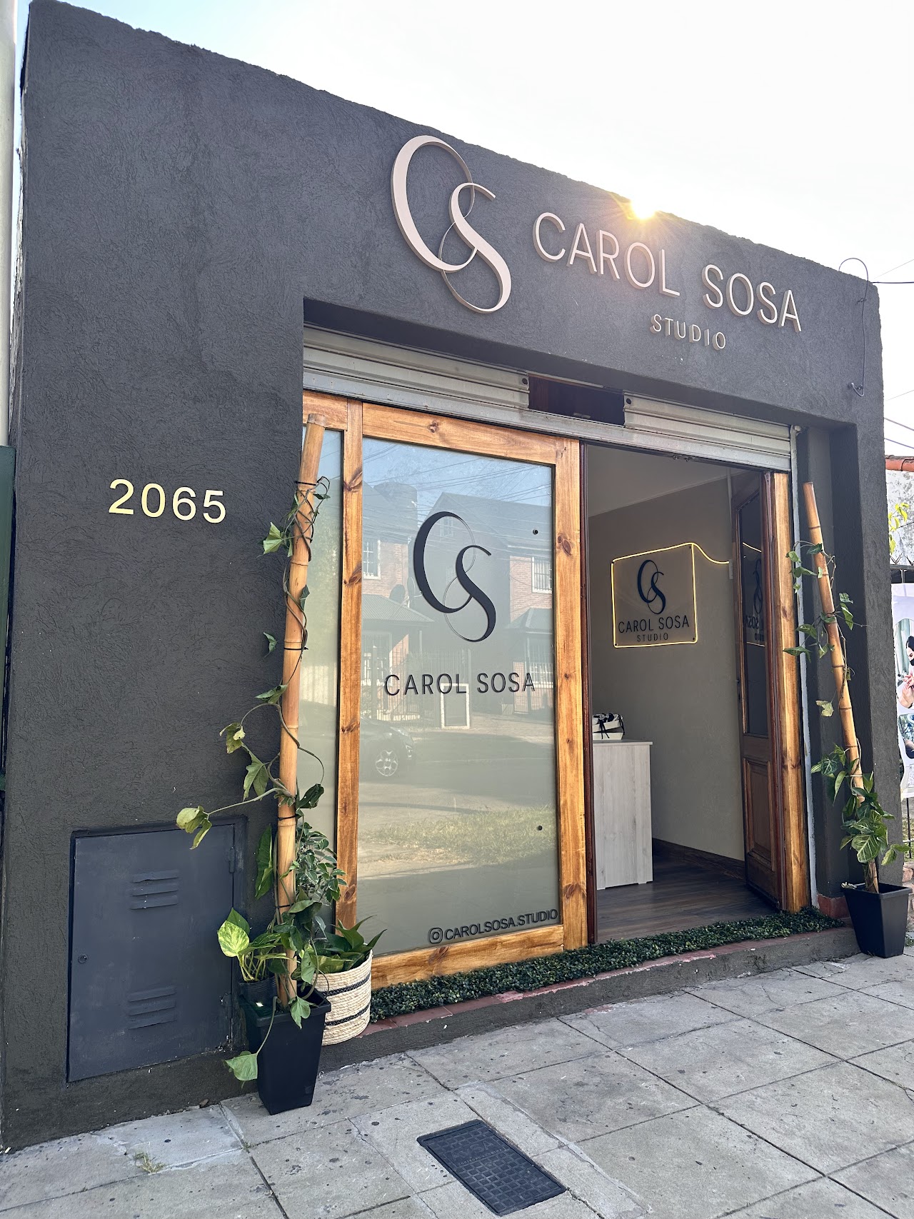 Fachada y acceso exterior de Carol Sosa Studio en San Miguel